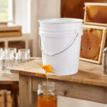 07_Lifestyle_Honey_Bottling